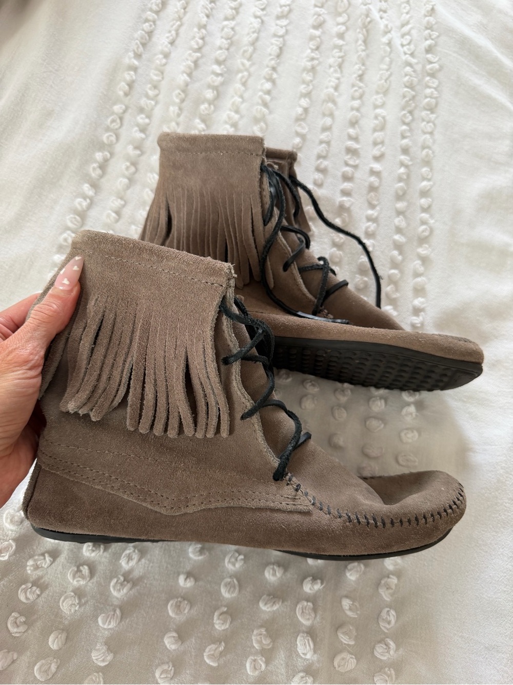 Minnetonka Tramper Taupe Fringe Suede Moccasin Ankle Boots